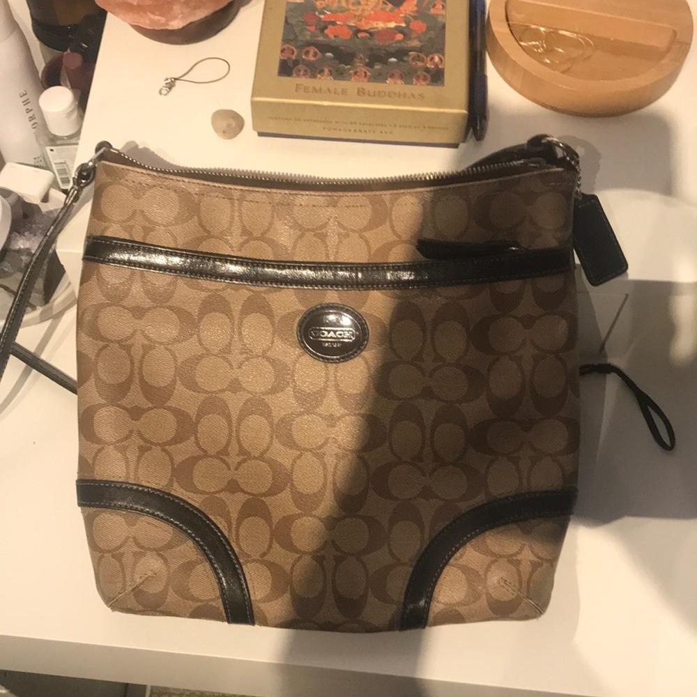 Adorable coach cross body bag in amazing condition!